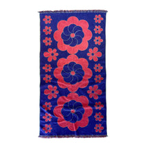 Load image into Gallery viewer, &quot;Daisy&quot; vintage towel
