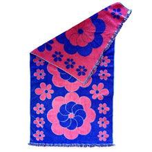 Load image into Gallery viewer, &quot;Daisy&quot; vintage towel
